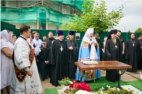 Заупокойная лития на месте погребения митрополита Чебоксарского и Чувашского Варнавы